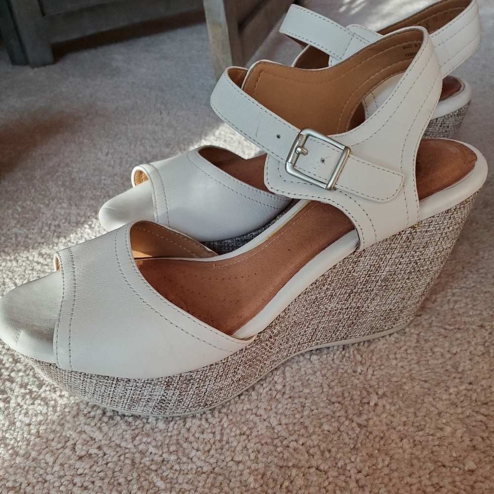 Clarks artisan leather/not good for wider feet
